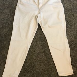 Melissa McCarthy white pencil jeans
